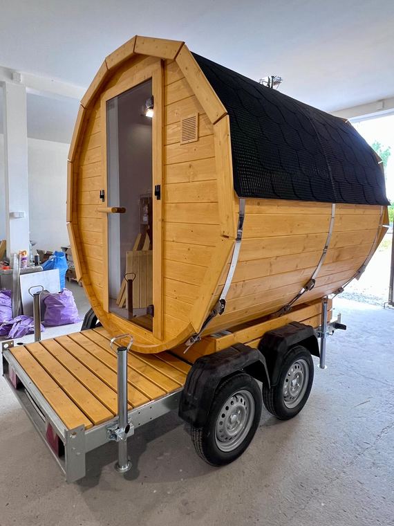 Sauna mobilna z podestem przed drzwiami