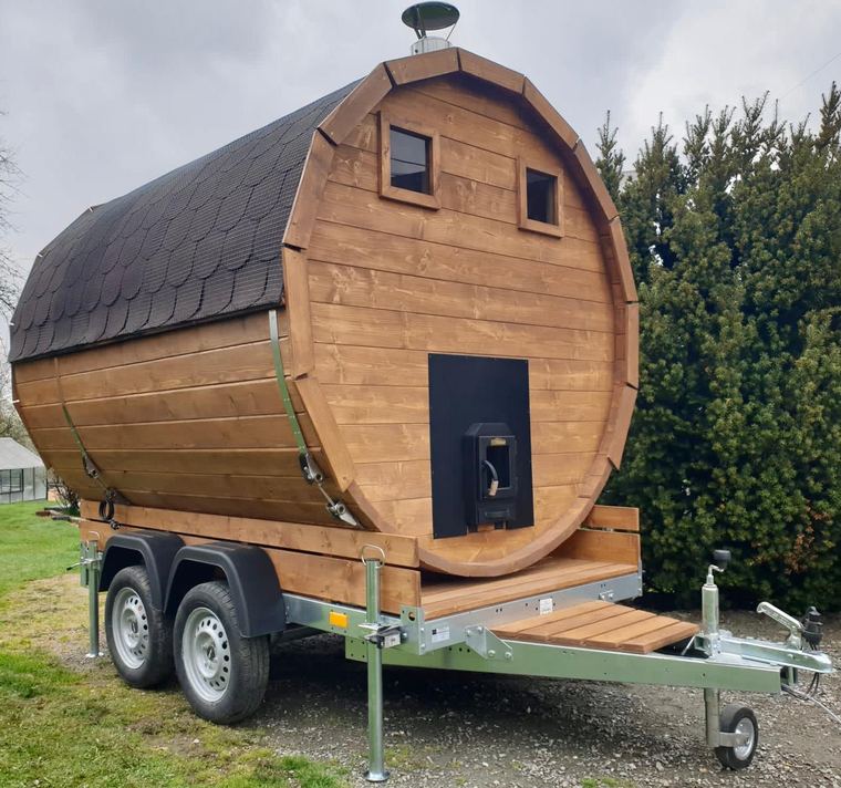 Sauna mobilna na przyczepie dwuosiowej, piec ładowany z zewnątrz