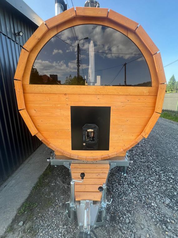 Sauna mobilna z panoramiczną szybą w tylnej ścianie